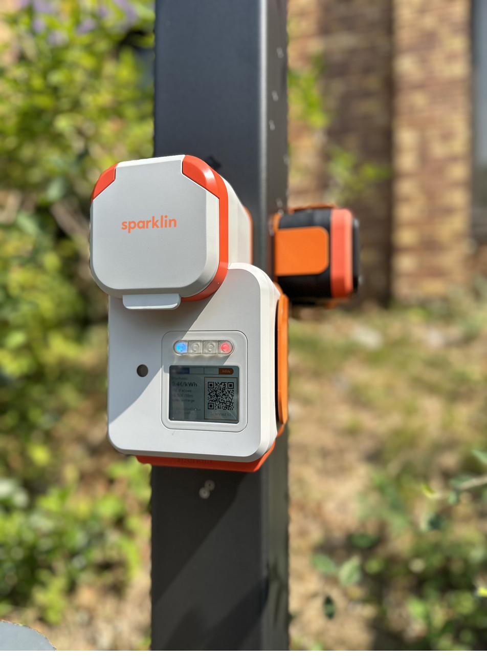 Bornes Spark Plus alignées sur un parking, alimentation régulée par Spark Pilot