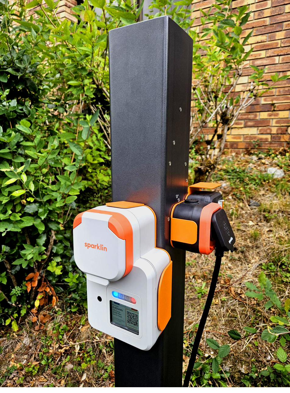 Prise renforcée connectée Spark 1 installée à domicile pour la recharge nocturne d'un véhicule électrique